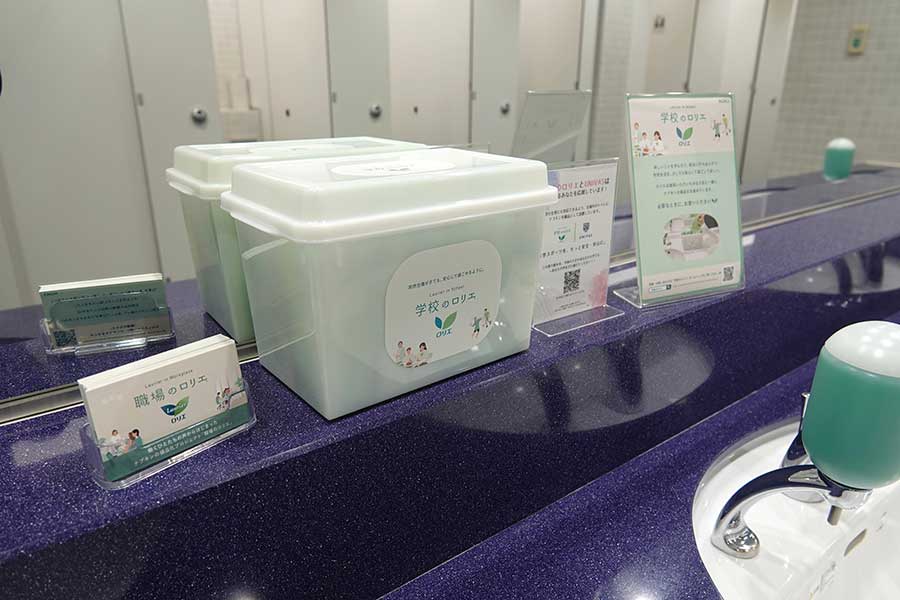 試合会場のトイレに設置された生理用品。誰でも気軽に利用できるように、あえてオープンな洗面台のスペースに設置している