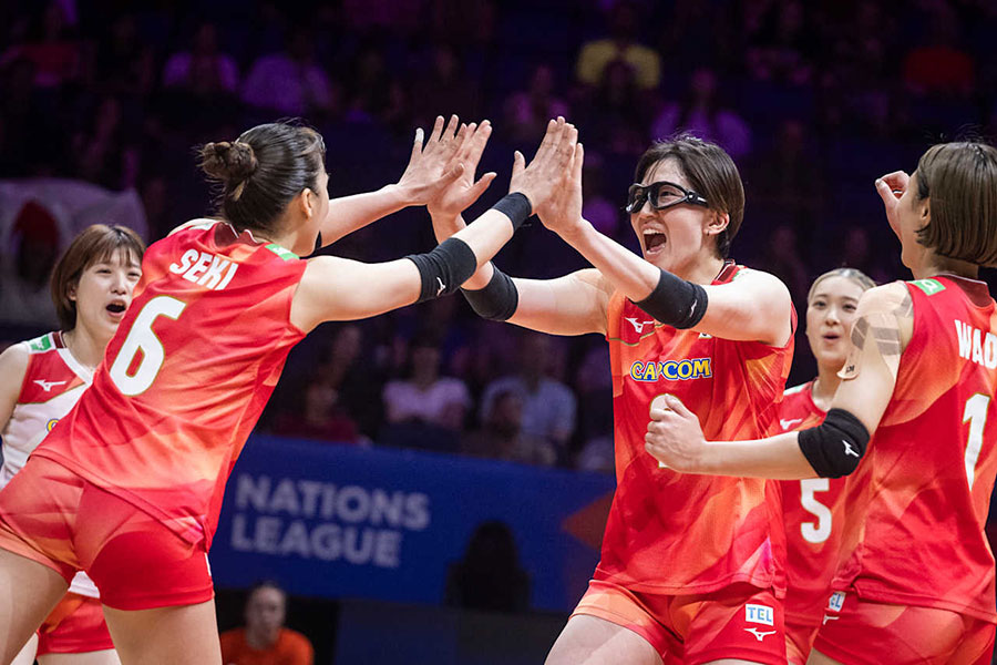 バレーボール女子日本代表の荒木彩花(中央右)【写真:Volleyball World提供】