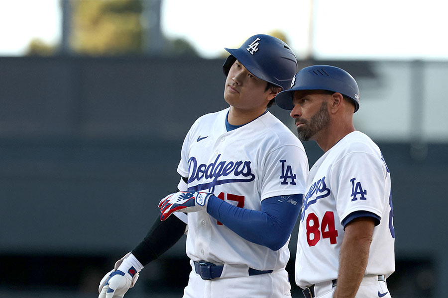 本拠地パドレス戦に先発出場したドジャースの大谷翔平（左）【写真：ロイター】
