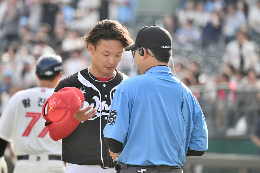 日本にはない粘着物質検査を受ける小林【写真:羽鳥慶太】