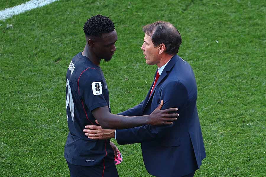 試合後に話し込むバログン（左）とベルギーのガルシア監督【写真：ロイター】