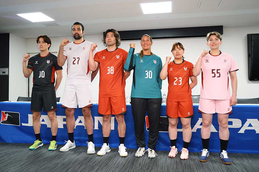 ハンドボール日本代表発表会見に出席した藤坂尚輝、玉川裕康、水町孝太郎、亀谷さくら、相澤菜月、グレイクレア・フランシス(左から)【写真:YUTAKA/アフロスポーツ】