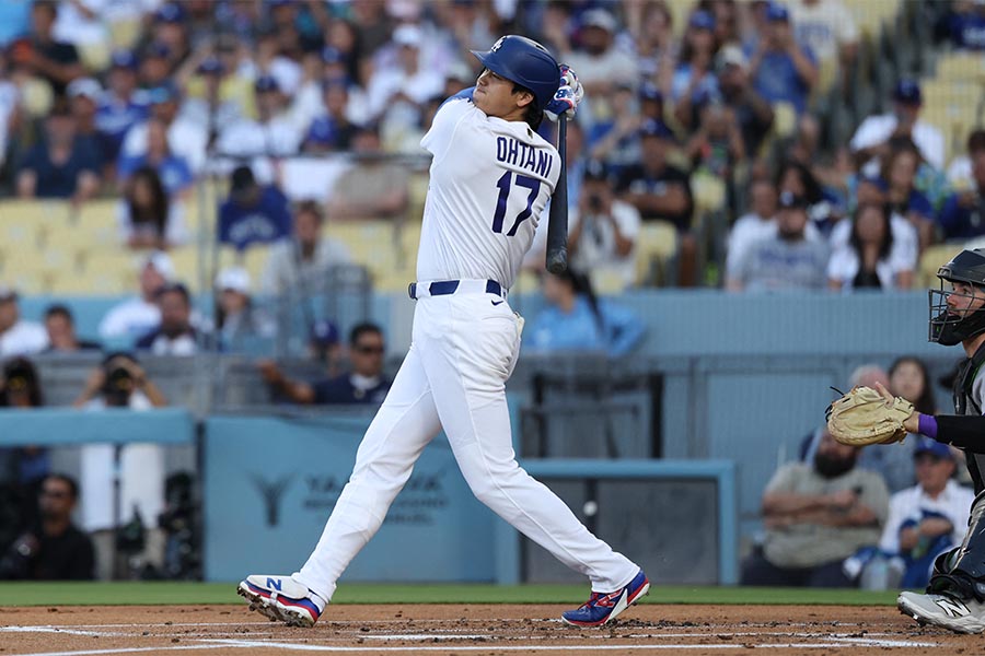 MLB通算300号を放つドジャースの大谷翔平【写真：ロイター】