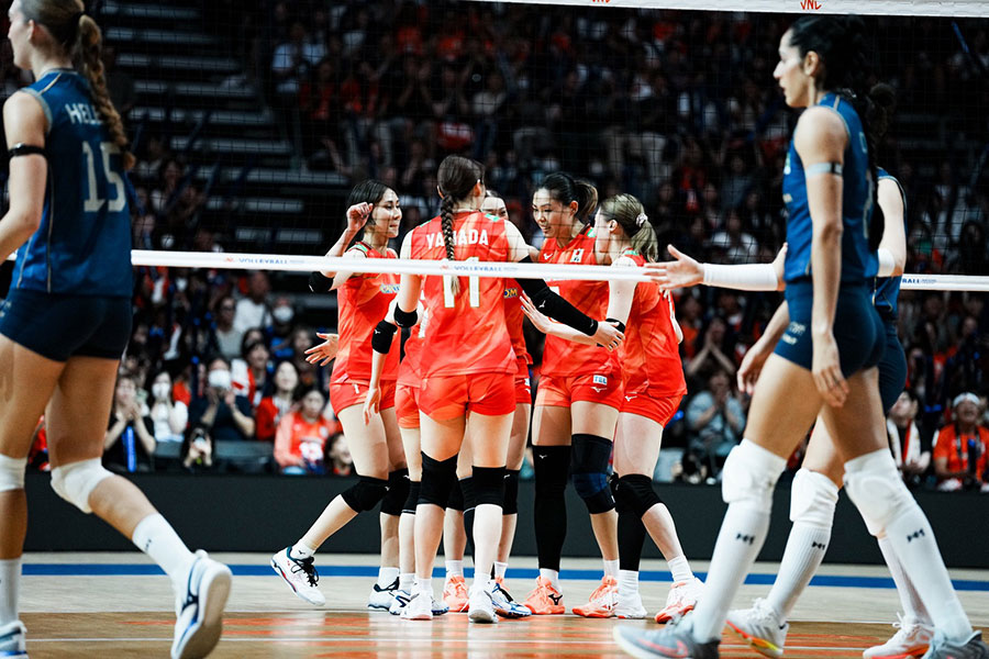 ブラジルと対戦するバレーボール女子日本代表【写真：中戸川知世】