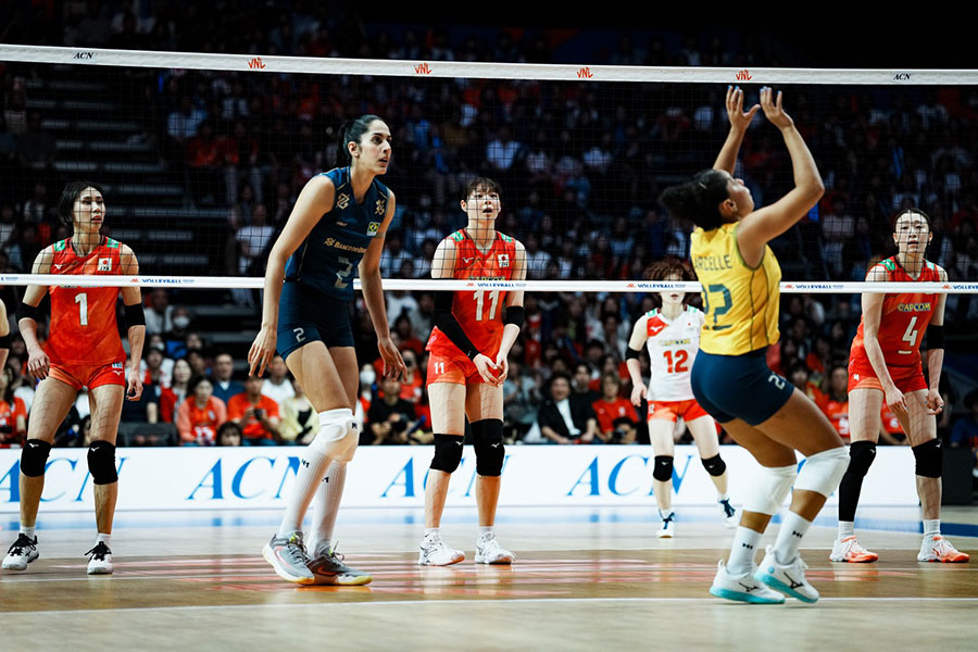 ブラジルと対戦するバレーボール女子日本代表【写真:中戸川知世】