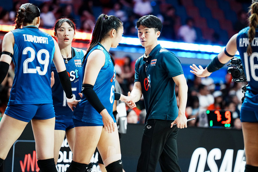 タイ代表でコーチを務める吉田伸さん（右）【写真：中戸川知世】