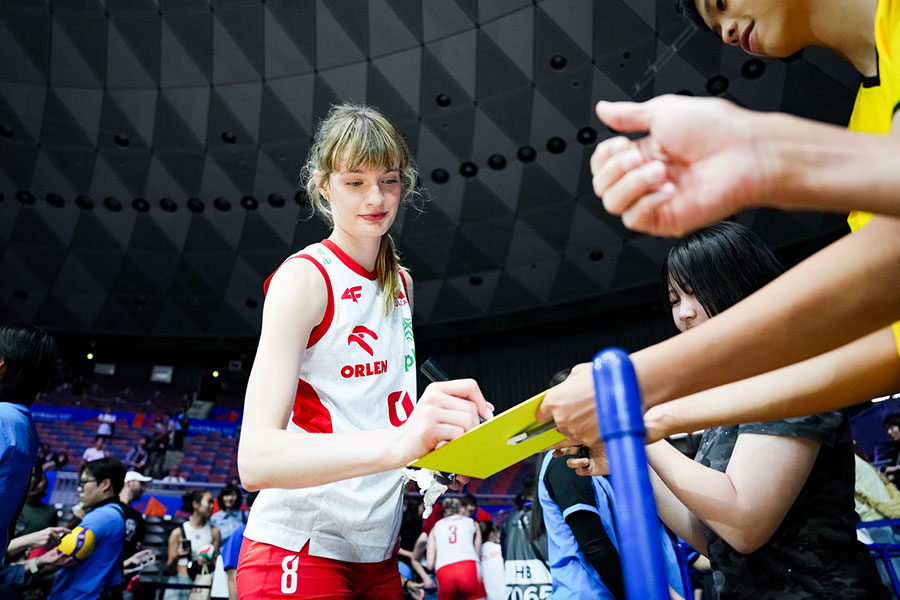 試合後、日本のファンに快くサインするポーランド代表のピアセツカ【写真：中戸川知世】