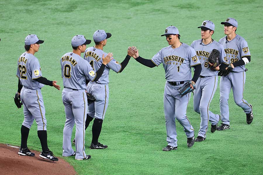 巨人に勝利した阪神【写真：産経新聞社】