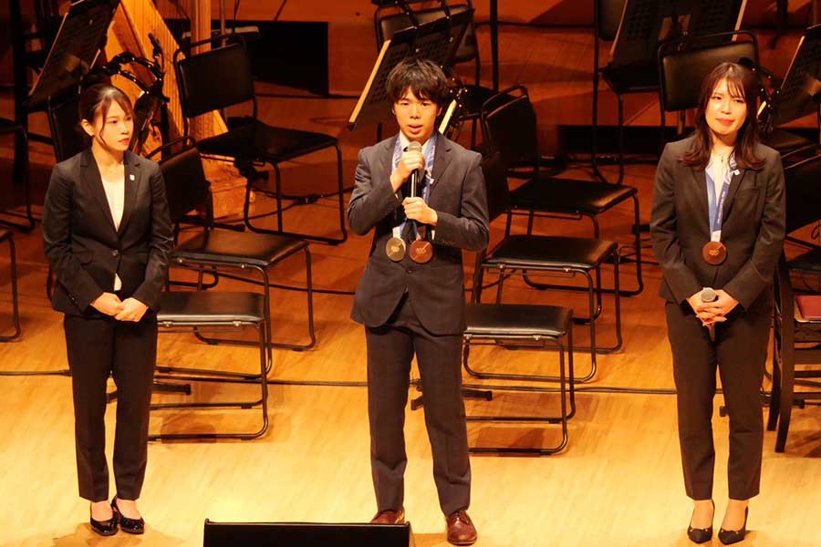 「オリンピックコンサート2026」に参加した佐藤駿（中央）【写真：上田悠太】