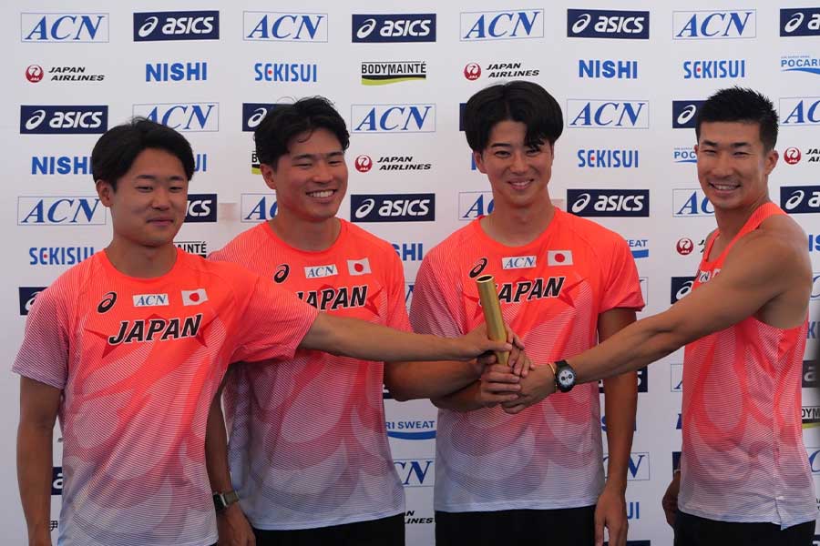 陸上男子400mリレー公開練習で笑顔を見せる左から小室歩久斗、小池祐貴、多田修平、桐生祥秀【写真：上田悠太】