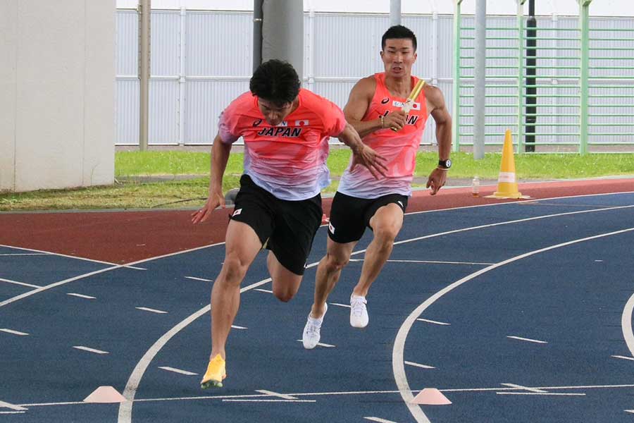 バトン練習をする桐生祥秀と小池祐貴【写真：上田悠太】