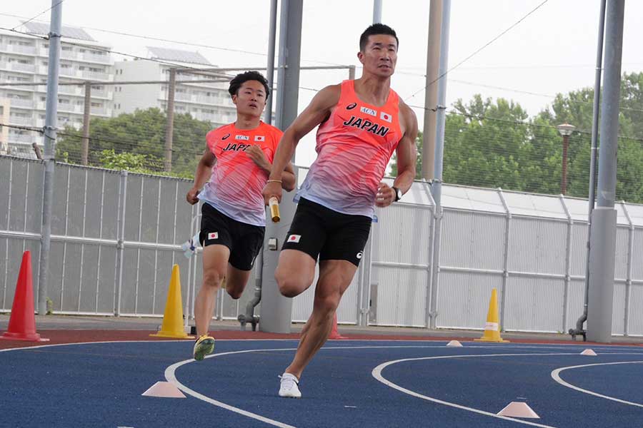 バトン練習をする小室歩久斗(奥)と桐生祥秀【写真:上田悠太】