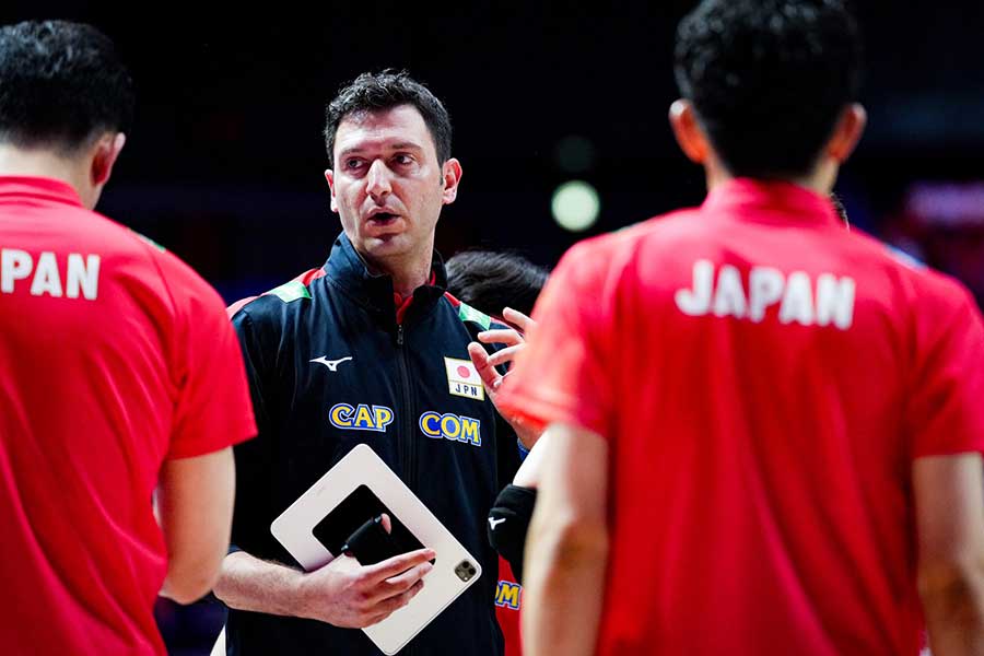 フェルハト・アクバシュ監督【写真:中戸川知世】