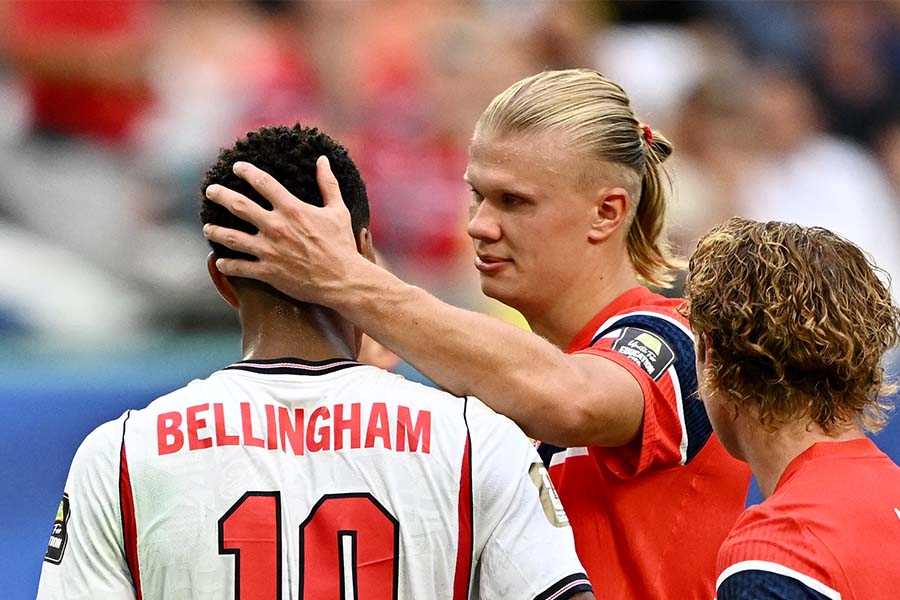 準々決勝敗退後にべリンガム(左)を称えたノルウェーのハーランド【写真:ロイター】