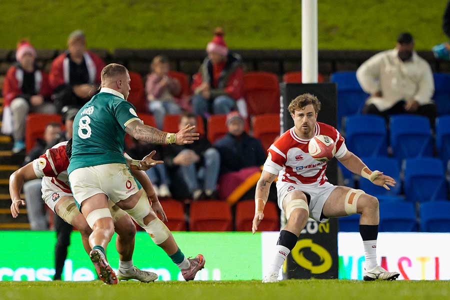 FLながらCTBでプレーしたコストリー（右）【写真：JRFU】