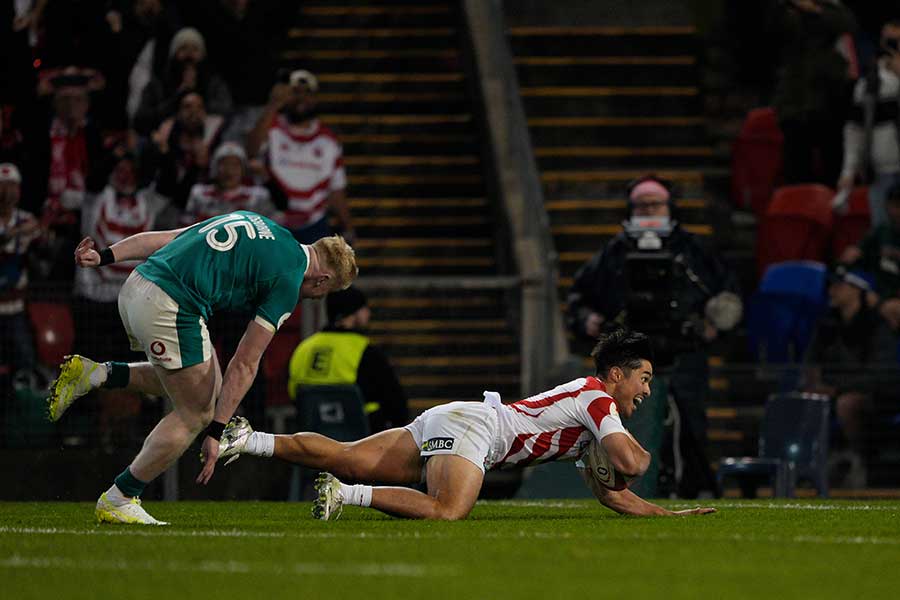 60mを駆け抜け、トライを決めたメイン平【写真：JRFU】