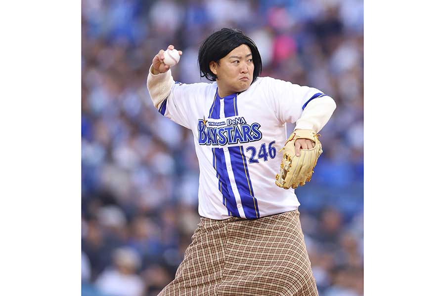 始球式を行ったまなみちゃん【写真：産経新聞社】