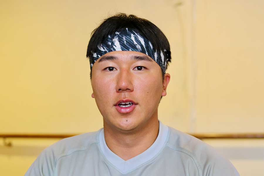 軍隊時代に学んだ日本語でインタビューに答えるイ・ゴンヒ【写真:羽鳥慶太】