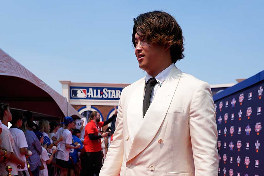 レッドカーペットショーに登場した村上宗隆【写真：UPI/アフロ】