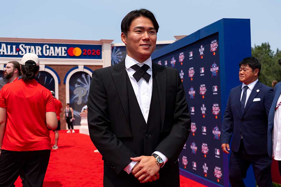 オールスターのレッドカーペットに登場した山本由伸【写真:AP/アフロ】