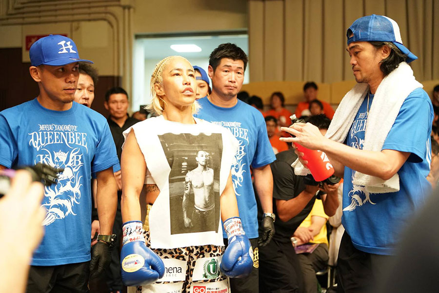 山本美憂(中央)は2018年に亡くなった弟・KIDさんのシャツで入場【写真:澤田直人】