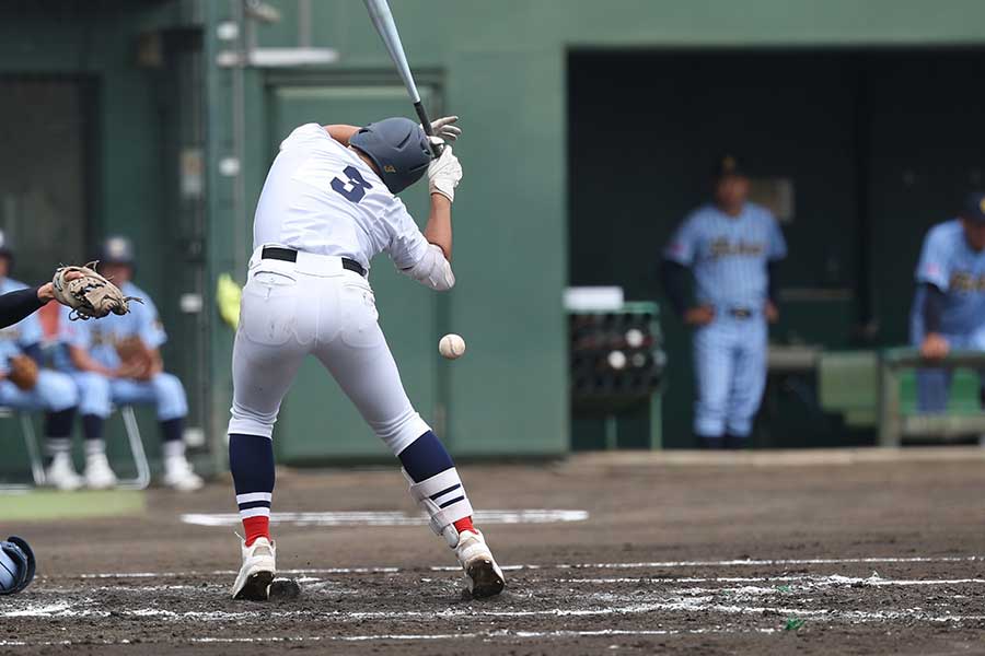 東海大相模戦に出場している横浜・小野舜友が死球を受けた【写真:加治屋友輝】