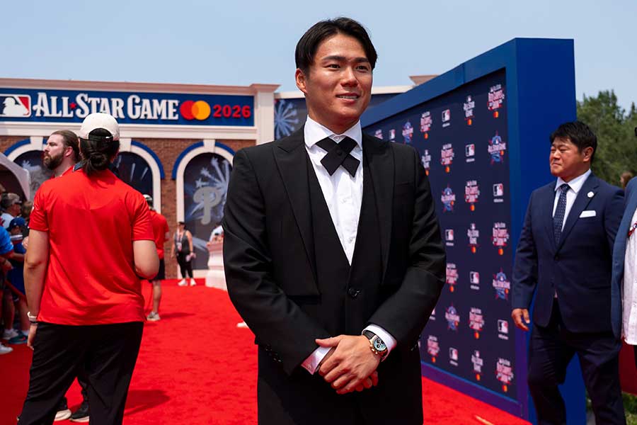 レッドカーペットショーに登場した山本由伸【写真：AP/アフロ】