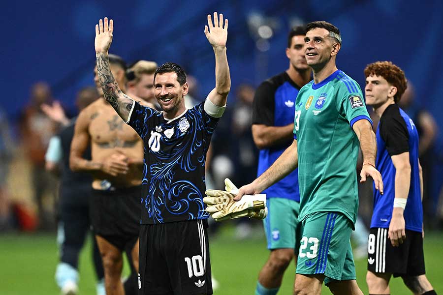 イングランドに勝利し歓喜するアルゼンチンのメッシ(左)【写真:ロイター】