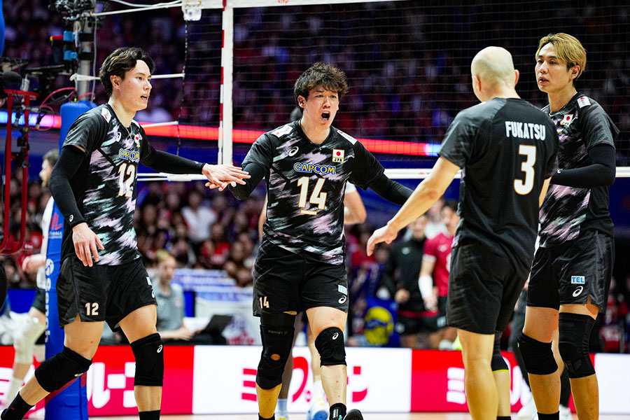 バレーボール男子日本代表の石川祐希(中央)【写真:中戸川知世】