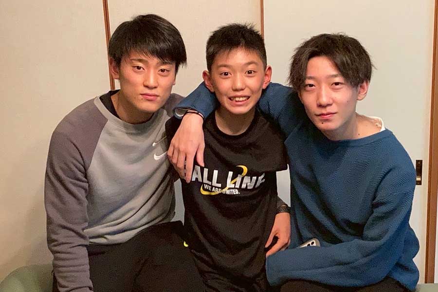 高橋秀成(中央)が2人の兄と写った1枚。左が大阪エヴェッサ所属の兄・快成【写真:本人提供】