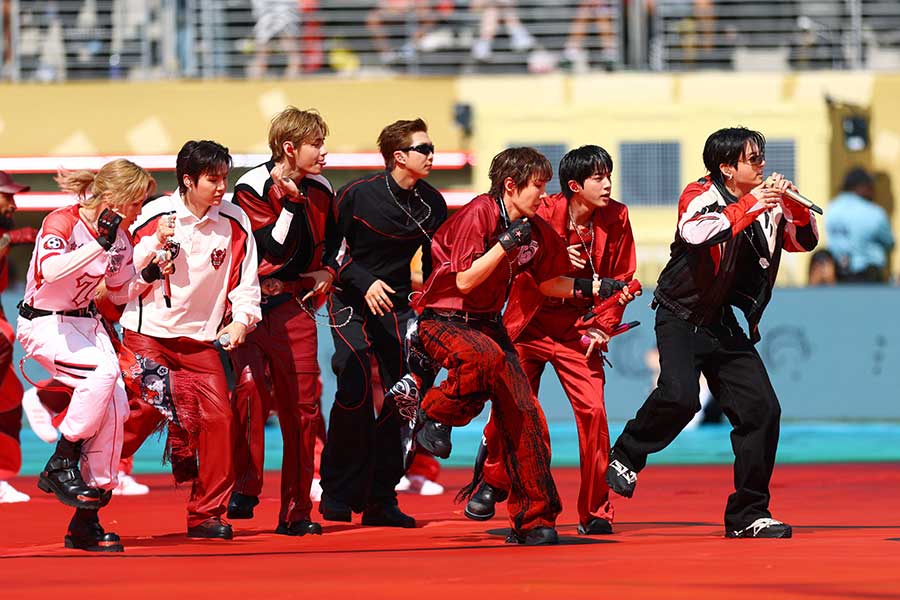 W杯決勝で初めて行われたハーフタイムショーに登場したBTS【写真:ロイター】