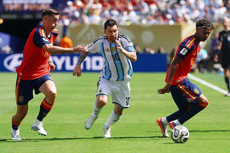W杯決勝、アルゼンチン・メッシと競り合うヤマルらスペインの選手たち【写真:ロイター】