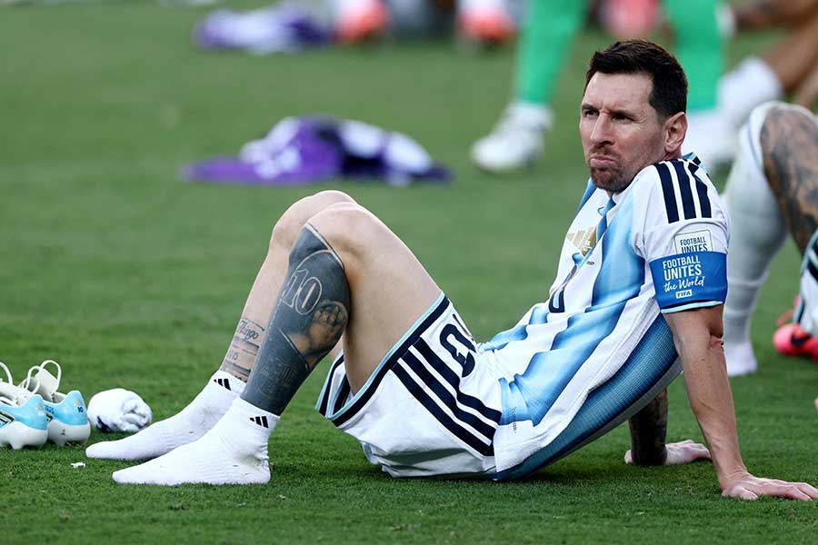 ピッチに座り込み、呆然とするアルゼンチンのメッシ【写真:ロイター】