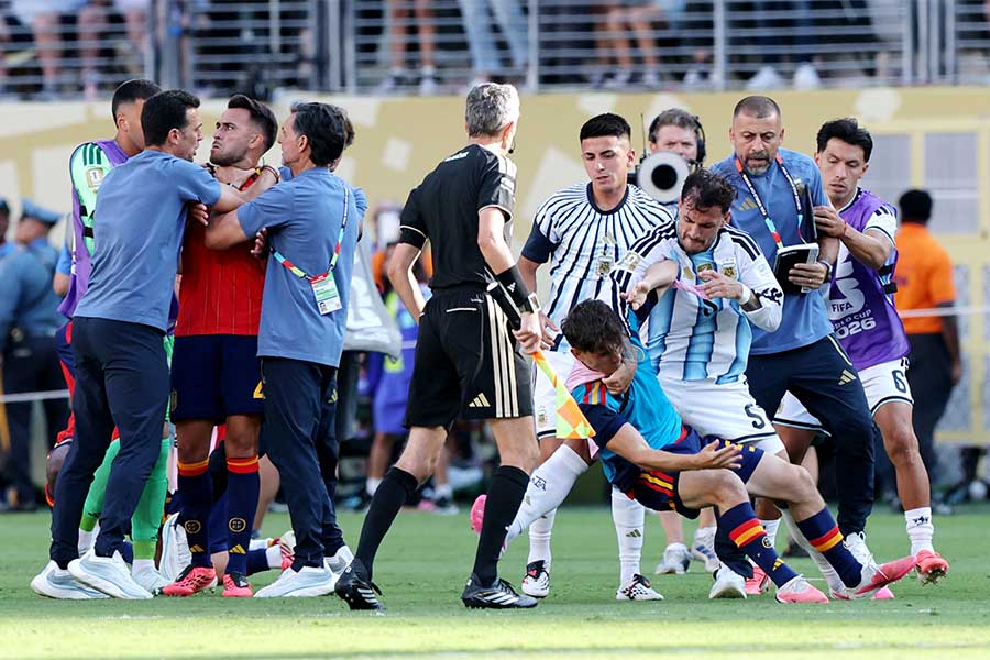 試合終了直後にスペインとアルゼンチンが乱闘寸前に【写真:ロイター】