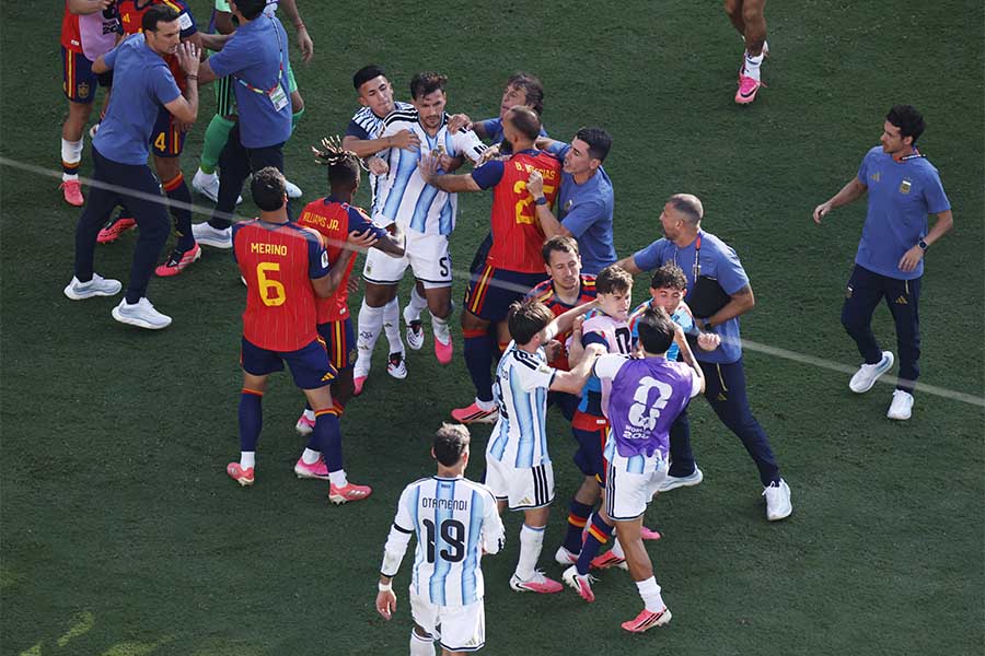試合終了直後にスペインとアルゼンチンが乱闘寸前に【写真:ロイター】
