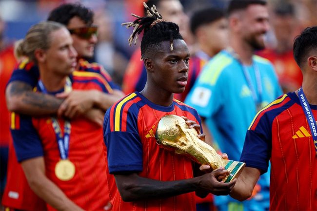 W杯決着後…客席に向かったスペイン24歳の行動に感動「これ以上の贈り物