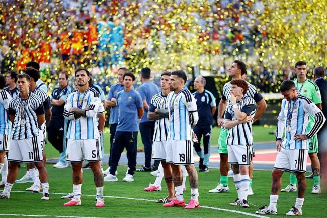 W杯表彰式でも「品格ない」「酷い」 王者スペインへ「背を向ける