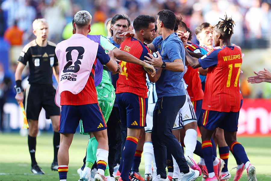 試合終了直後にスペインとアルゼンチンが乱闘寸前に【写真:ロイター】