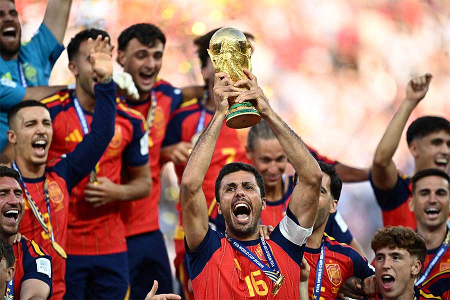 優勝トロフィーを掲げるスペイン主将のロドリ(中央)【写真:ロイター】