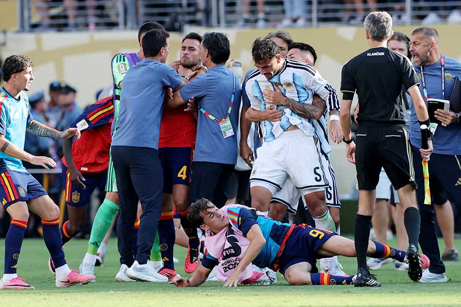 試合終了後に争うスペインとアルゼンチン【写真:ロイター】