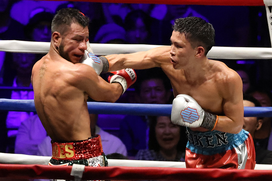 エリック・バディージョに11回TKO勝利した岩田翔吉(右)【写真:山口比佐夫】