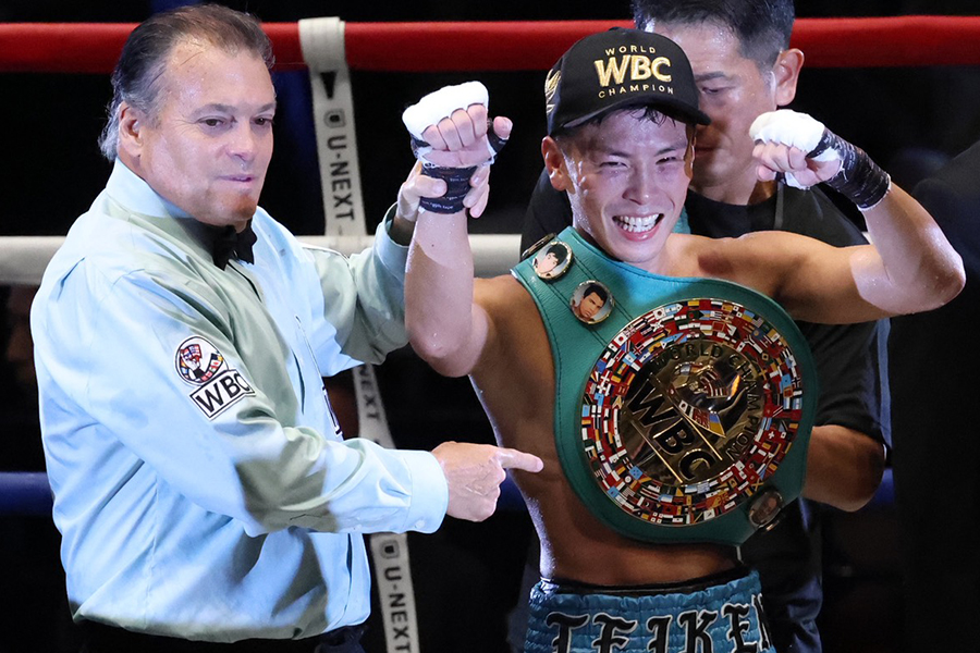 エリック・バディージョに11回TKO勝利した岩田翔吉(右)【写真:山口比佐夫】