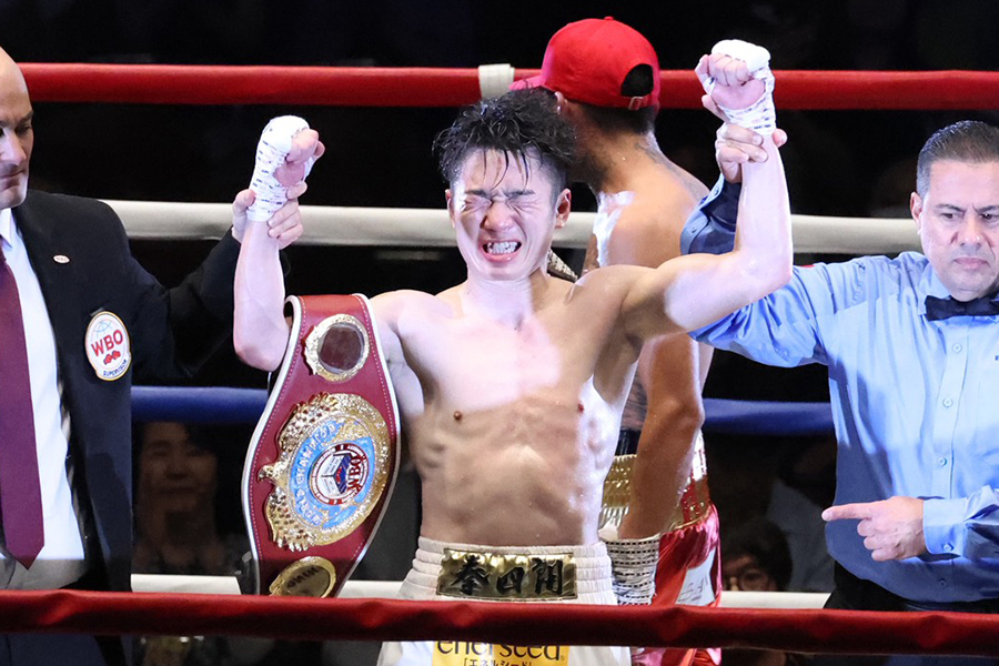 判定勝利の瞬間、涙する寺地拳四朗(左)【写真:山口比佐夫】