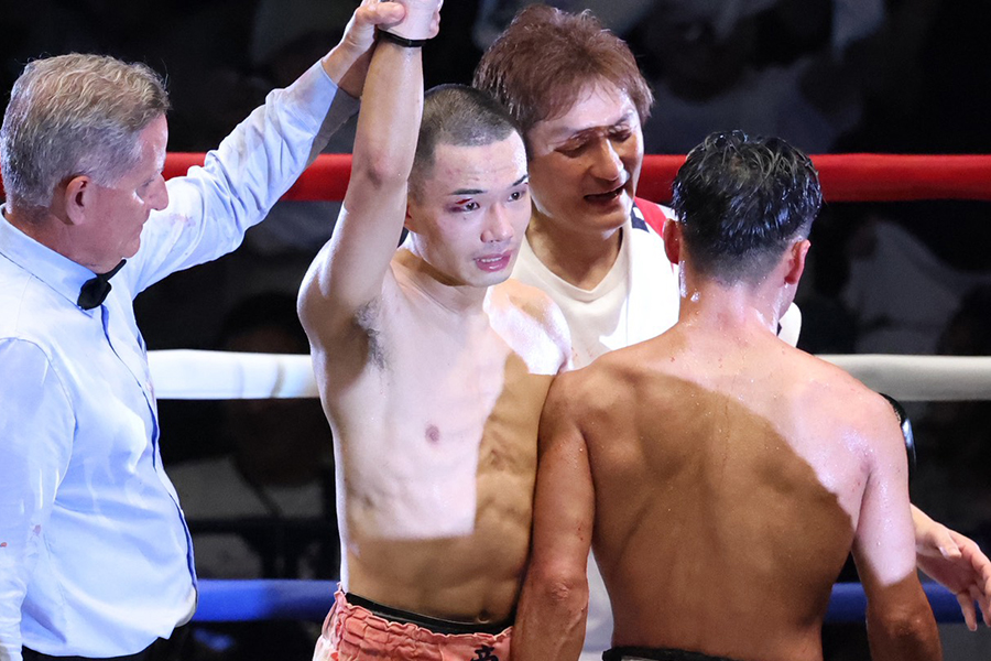 比嘉大吾に判定勝ちした増田陸(中央)【写真:山口比佐夫】