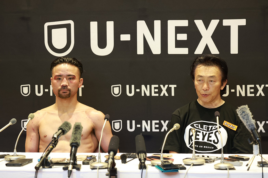 試合後の会見に出席した比嘉大吾(左)と野木丈司トレーナー【写真:山口比佐夫】