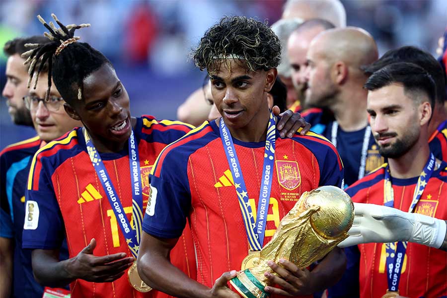 W杯優勝トロフィーを手にするスペインのヤマル(中央)【写真:ロイター】