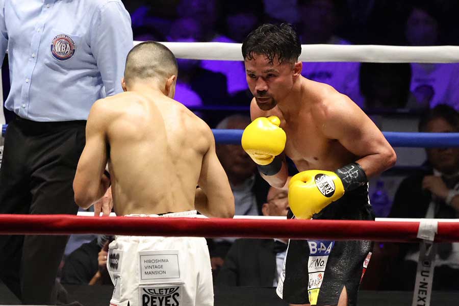 今回で4戦連続の世界挑戦となった比嘉(右)【写真:山口比佐夫】