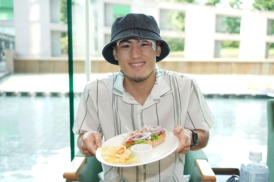 一夜明けで取材に応じた秋次【写真：澤田直人】