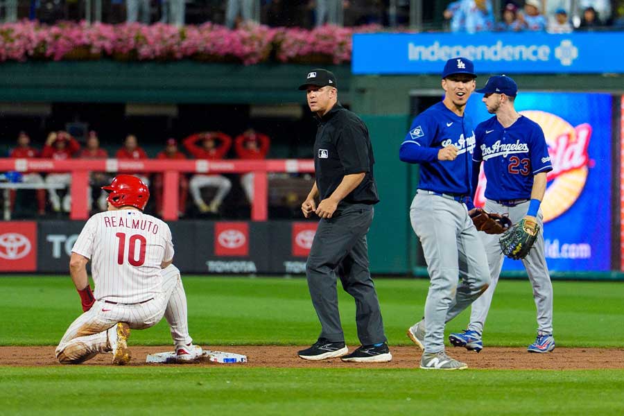 タッチアウトとって座り込むリアルミュート【写真：AP/アフロ】