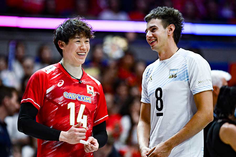 対戦した石川祐希とアグスティン・ロセル（右）【写真：中戸川知世】